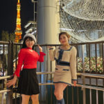 【写真特集】憧夏、わたなべまりえが可愛いすぎるミニスカ秋冬コーデで麻布台ヒルズ・クリスマスマーケットをレポート！