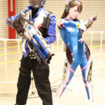 コスプレイヤー・むかみるるか＆MeGaNeN、オーバウォッチの艶感あるスーツのコスプレで登場！銃構え颯爽とポーズで会場を魅了＜東京コミコン2023＞