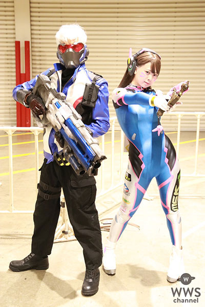 コスプレイヤー・むかみるるか＆MeGaNeN、オーバウォッチの艶感あるスーツのコスプレで登場！銃構え颯爽とポーズで会場を魅了＜東京コミコン2023＞