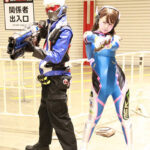コスプレイヤー・むかみるるか＆MeGaNeN、オーバウォッチの艶感あるスーツのコスプレで登場！銃構え颯爽とポーズで会場を魅了＜東京コミコン2023＞