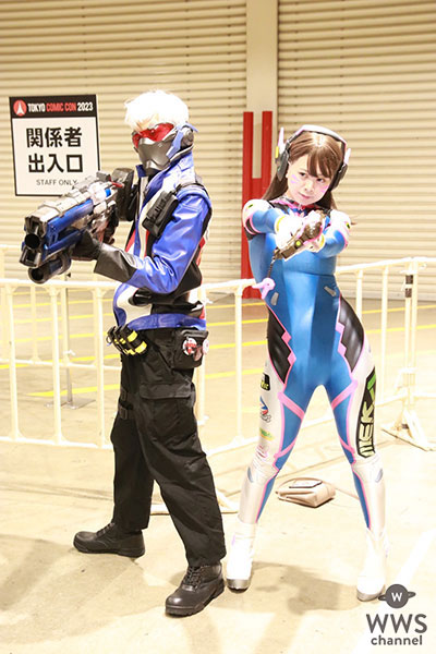 コスプレイヤー・むかみるるか＆MeGaNeN、オーバウォッチの艶感あるスーツのコスプレで登場！銃構え颯爽とポーズで会場を魅了＜東京コミコン2023＞