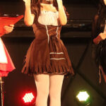 夏未ゆうか、ミニスカニーハイのモノクロメイド服姿で可憐に登場！＜東京コミコン2023＞