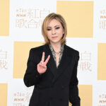 【紅白リハ】YOSHIKI、カッコ良すぎるブラックジャケットにヘビ柄シャツ衣装で登場＜第74回NHK紅白歌合戦＞