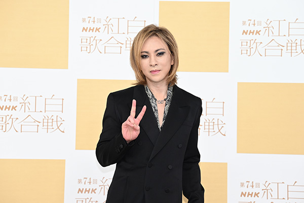 【紅白リハ】YOSHIKI、カッコ良すぎるブラックジャケットにヘビ柄シャツ衣装で登場＜第74回NHK紅白歌合戦＞