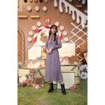 貴島明日香、大人っぽいパープルのストライプ入りワンピースで登場！〈Gingerbread Landポップアップイベント〉