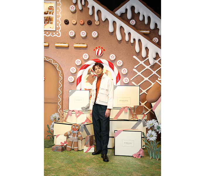 森崎ウィン、クリスマスらしい白×黒のコーデで登場！〈Gingerbread Landポップアップイベント〉