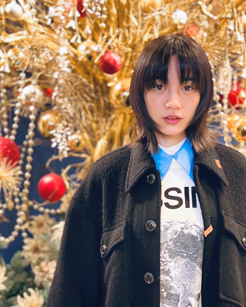 のん、輝くXmasツリーとともに…最新ヘアスタイル披露「髪を切りました」ファンからは「カワカッコイイ!」との声