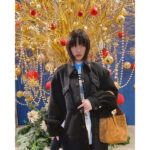 のん、輝くXmasツリーとともに…最新ヘアスタイル披露「髪を切りました」ファンからは「カワカッコイイ!」との声