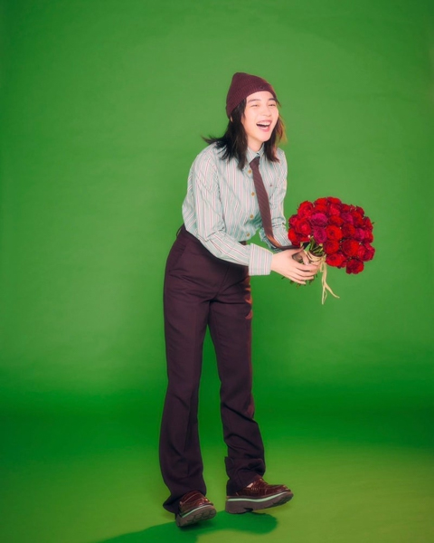 のん、Xmasにプロポーズ…メンズライクコーデに赤いバラの花束を持ったイケメンSHOTに大興奮の声