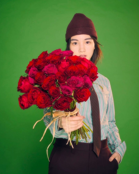 のん、Xmasにプロポーズ…メンズライクコーデに赤いバラの花束を持ったイケメンSHOTに大興奮の声