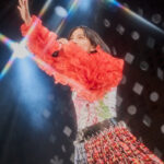 のん、『ド派手』ファッションで熱唱するクリスマスライブSHOTに「カッコいいし可愛い」