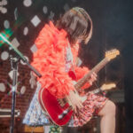 のん、『ド派手』ファッションで熱唱するクリスマスライブSHOTに「カッコいいし可愛い」