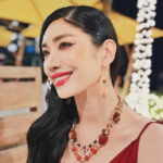 アンミカ、胸元ざっくりなセクシードレスで夫とラブラブディナー姿を公開！