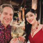 アンミカ、胸元ざっくりなセクシードレスで夫とラブラブディナー姿を公開！