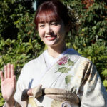 【動画】尾碕真花、まったりとしたクリーム色の晴れ着姿で登場！