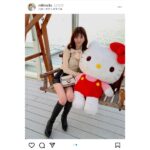 フリーモデル・KM、ハローキティとのツーショット披露！レザースカート＆ロングブーツコーデに賞賛の嵐