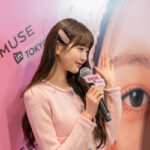 【動画】IVE チャン・ウォニョン、ガーリーな服装で渋谷Hzに登場！可愛らしい顔ハートやウィンクで会場を魅了