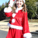 【写真特集】新井美穂、ミニスカサンタ衣装でクリスマスゴルフを盛り上げる！　