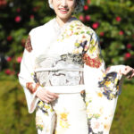 【写真特集】髙橋ひかる、白をベースにした花柄の晴れ着姿で登場！「2024年の目標は冷え性を叩きのめすこと」＜2024年オスカー晴れ着撮影会＞