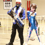 コスプレイヤー・むかみるるか＆MeGaNeN、オーバウォッチの艶感あるスーツのコスプレで登場！銃構え颯爽とポーズで会場を魅了＜東京コミコン2023＞
