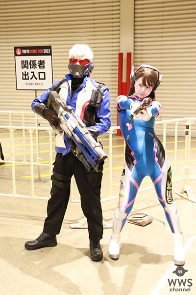 コスプレイヤー・むかみるるか＆MeGaNeN、オーバウォッチの艶感あるスーツのコスプレで登場！銃構え颯爽とポーズで会場を魅了＜東京コミコン2023＞