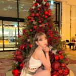 宮脇咲良、サンタクロース風ローブを纏うオフショットに称賛の声殺到「オタクキュンﾀﾋしちゃうよ」