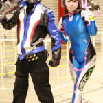 コスプレイヤー・むかみるるか＆MeGaNeN、オーバウォッチの艶感あるスーツのコスプレで登場！銃構え颯爽とポーズで会場を魅了＜東京コミコン2023＞