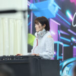 【動画】ショート美女・白石美音(DJ MION)ノリノリのDJパフォーマンス！＜OSAKA MOBILITY SHOW 2023　第12回大阪モーターショー＞