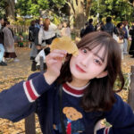 佐藤かれん、いちょう並木でのミニスカート姿オフショット公開！「絶対領域展開」にファン悶絶
