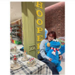 大塚愛、カジュアルスタイルで「セサミストリートマーケット」に登場！「中の人になりたい」の声も
