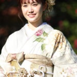 【写真特集】尾碕真花、まったりとしたクリーム色の晴れ着姿で登場！「初めてのことに挑戦する機会が多い年でした」＜2024年オスカー晴れ着撮影会＞