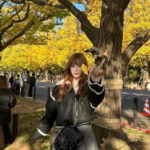 三原羽衣、いちょう並木でダブルピース！愛嬌満点オフショットに絶賛の嵐