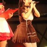 夏未ゆうか、ミニスカニーハイのモノクロメイド服姿で可憐に登場！＜東京コミコン2023＞
