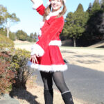 【写真特集】新井美穂、ミニスカサンタ衣装でクリスマスゴルフを盛り上げる！　