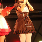 夏未ゆうか、ミニスカニーハイのモノクロメイド服姿で可憐に登場！＜東京コミコン2023＞