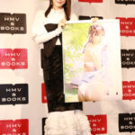 雪平莉左が「100点満点中の150点」と自信を見せた2024年カレンダー発売記念イベントに登場！お気に入りカットは「お尻の丸みを活かした水着」