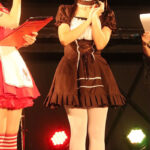 夏未ゆうか、ミニスカニーハイのモノクロメイド服姿で可憐に登場！＜東京コミコン2023＞