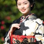 【写真特集】小芝風花、黒が基調のクールな晴れ着姿で登場！2023年を「怒涛の1年」と振り返る＜2024年オスカー晴れ着撮影会＞
