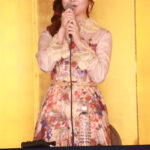 新谷姫加、上品で艶やかな薄ピンク衣装で制作発表会に登場！「ちょっと役だと思ったのに」と驚きを笑顔で語る＜明治座創業150周年ファイナル公演 舞台「メイジ・ザ・キャッツアイ」＞