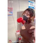 なな茶の強力メガトンパンチ炸裂！胸元開きワンピでパンチングマシーン楽しむ動画公開