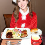【写真特集】新井美穂、ミニスカサンタ衣装でクリスマスゴルフを盛り上げる！　