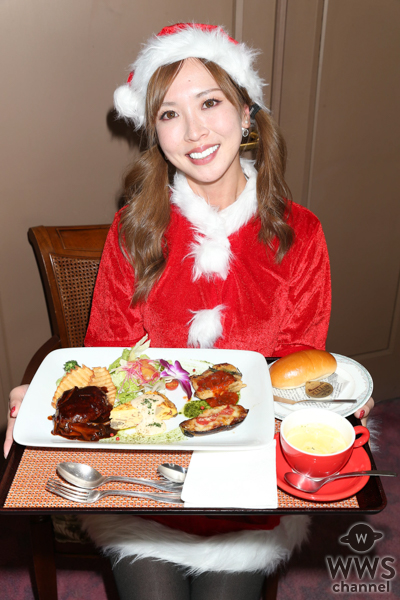 【写真特集】新井美穂、ミニスカサンタ衣装でクリスマスゴルフを盛り上げる！　