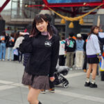 【写真特集】元まねきケチャ・宮内凛、ミニスカ×オフィシャルTシャツのフェスらしいコーデでCDJ 23/24に登場！〈COUNTDOWN JAPAN 23/24〉