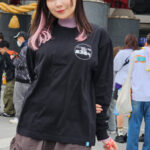 【写真特集】元まねきケチャ・宮内凛、ミニスカ×オフィシャルTシャツのフェスらしいコーデでCDJ 23/24に登場！〈COUNTDOWN JAPAN 23/24〉