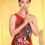 剛力彩芽、美しすぎる肩出しデコルテ見せレッドドレスで制作発表会に登場！「再び明治座に立たせていただけることが本当に嬉しいです」＜明治座創業150周年ファイナル公演 舞台「メイジ・ザ・キャッツアイ」＞