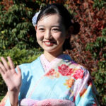【動画】近藤結良、ブルーとピンクの色合いが可愛らしい晴れ着姿で登場！
