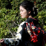 【動画】小芝風花、黒が基調のクールな晴れ着姿で2023年を「怒涛の1年」と振り返る！