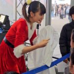 【福岡美女】サンタガール、クリスマスイブに福岡モビリティショー盛り上げる！