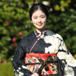 【写真特集】小芝風花、黒が基調のクールな晴れ着姿で登場！2023年を「怒涛の1年」と振り返る＜2024年オスカー晴れ着撮影会＞