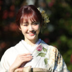 【写真特集】尾碕真花、まったりとしたクリーム色の晴れ着姿で登場！「初めてのことに挑戦する機会が多い年でした」＜2024年オスカー晴れ着撮影会＞